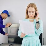 Kobieta czytanie ceny prac