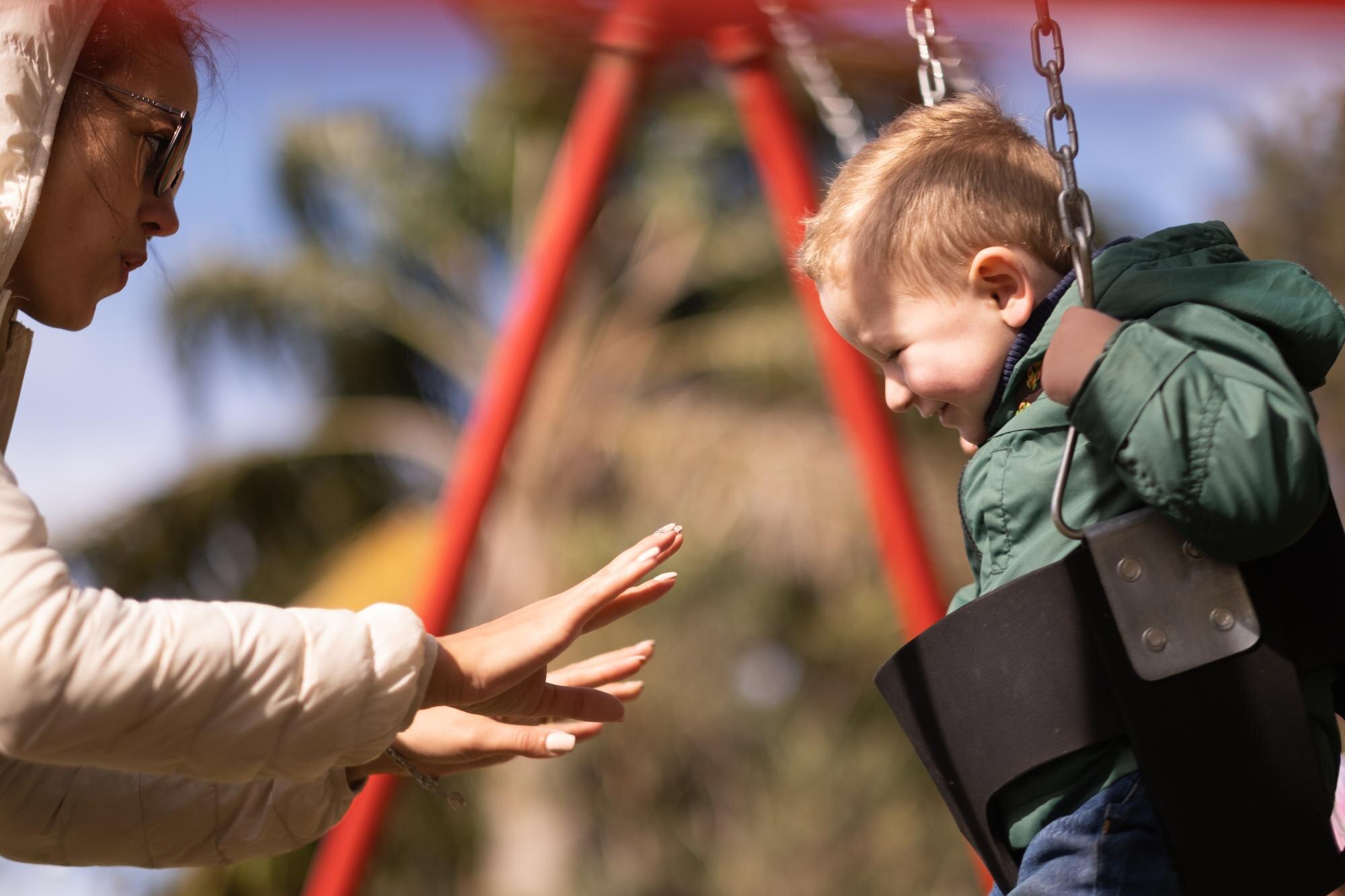 Matka bawi się ze swoim dzieckiem na placu zabaw