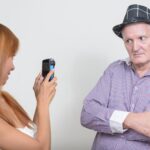 Portret młodej kobiety z telefonem komórkowym
