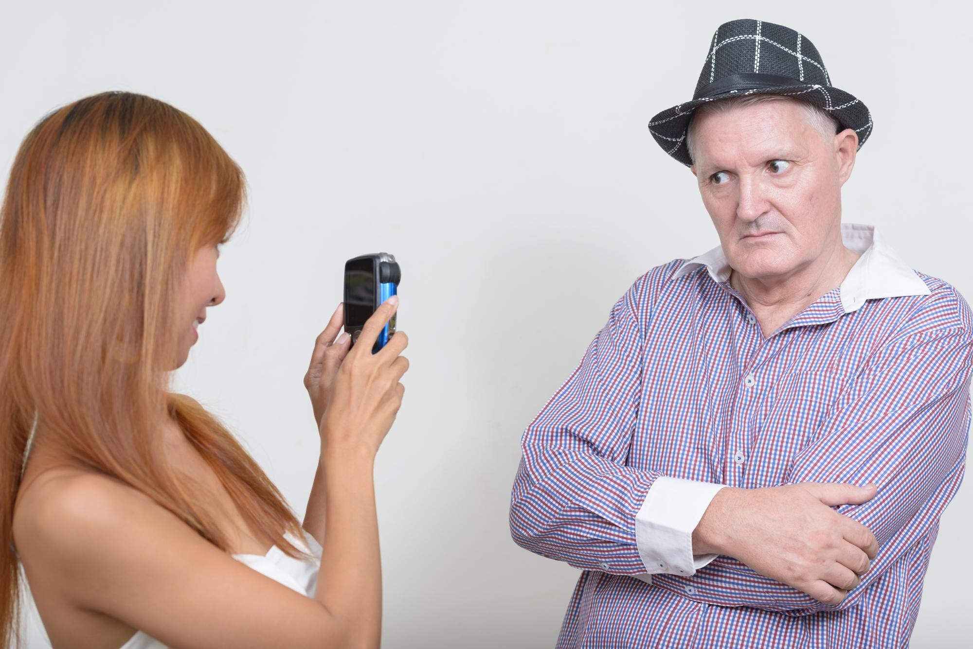 Portret młodej kobiety z telefonem komórkowym