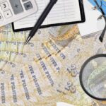 Wysoki kąt widzenia monet na stole