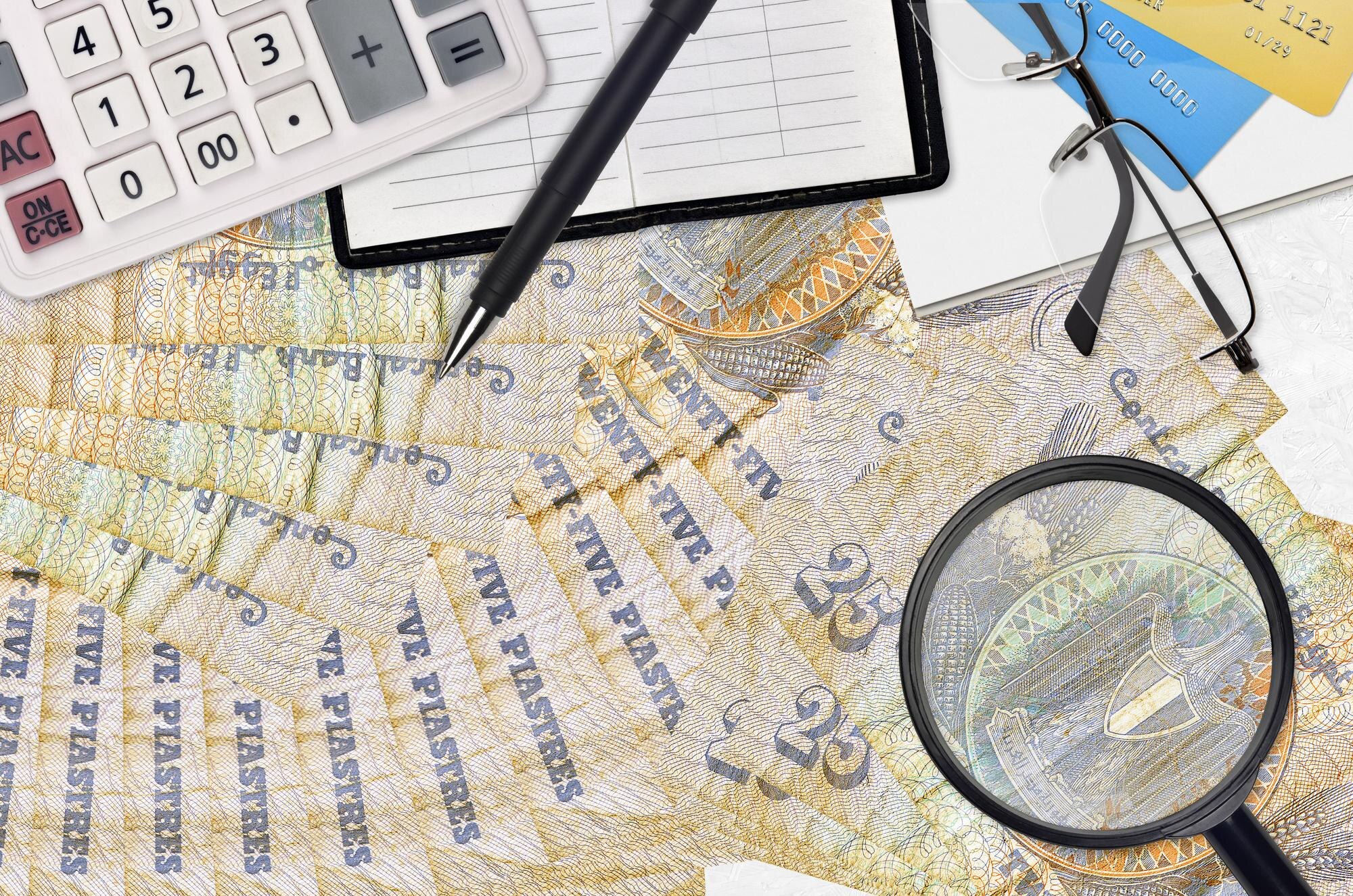 Wysoki kąt widzenia monet na stole