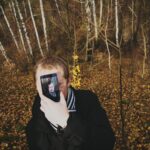 Mężczyzna fotografuje telefonem komórkowym