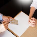 Środkowa sekcja lekarza nie rozpoznawalna osoba do pacjenta