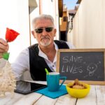 Biznesmen pokazujący tablicę podczas kawy w restauracji