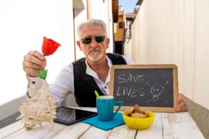 Ile może dorobić emeryt po 65. roku życia i kiedy ZUS zmniejsza świadczenie?