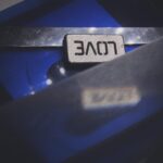 Niski kąt widzenia znaku informacyjnego