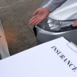 Wycięte zdjęcie mężczyzn pokazujące rozbity samochód na drodze