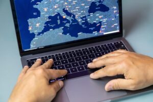 Środkowa część mężczyzny używającego telefonu komórkowego