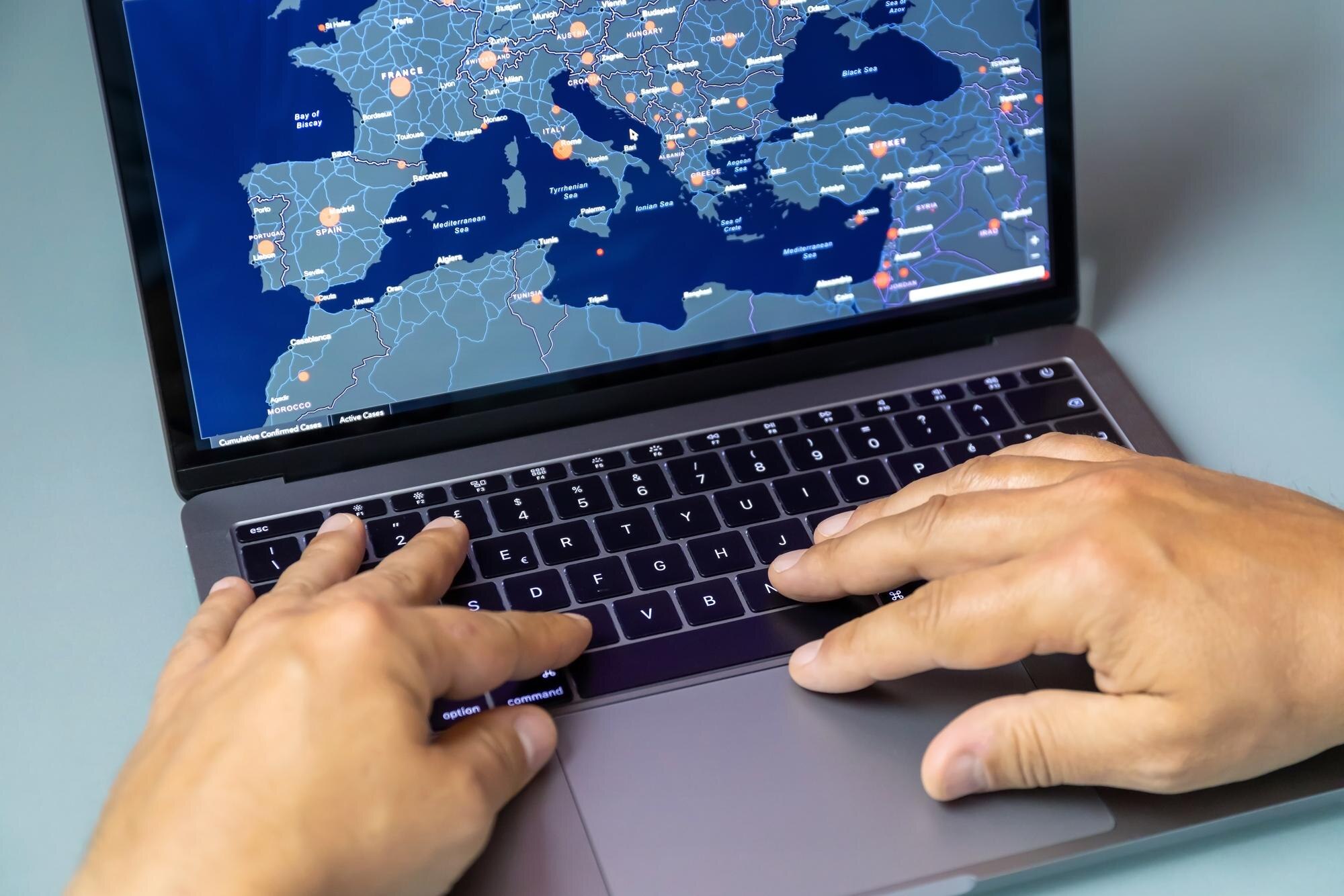 Środkowa część mężczyzny używającego telefonu komórkowego