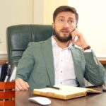 Portret młodego prawnika odnoszącego sukcesy w biurze