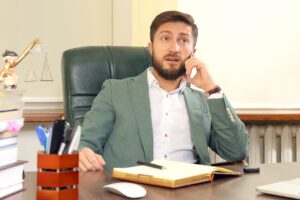 Portret młodego prawnika odnoszącego sukcesy w biurze