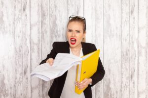 Widok z przodu młoda bizneswoman w ścisłej odzieży czarna kurtka trzyma pliki na białej powierzchni