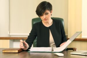 Osoba trzecia – co oznacza w prawie cywilnym, karnym i administracyjnym?