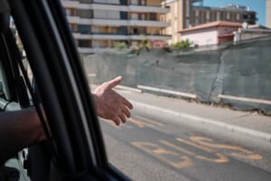 Parkowanie pod oknami – kiedy można żądać zakazu na nieruchomości wspólnej?