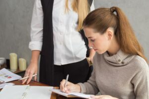 Kobiety biznesmenki pracujące przy stole przy ścianie