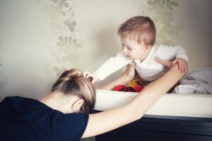 Mama bawi się z uroczym chłopcem w domu.