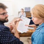 Koledzy rozmawiają z nowym kandydatem. Koncepcja rozmowy kwalifikacyjnej