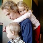 Ojciec z dziećmi w domu