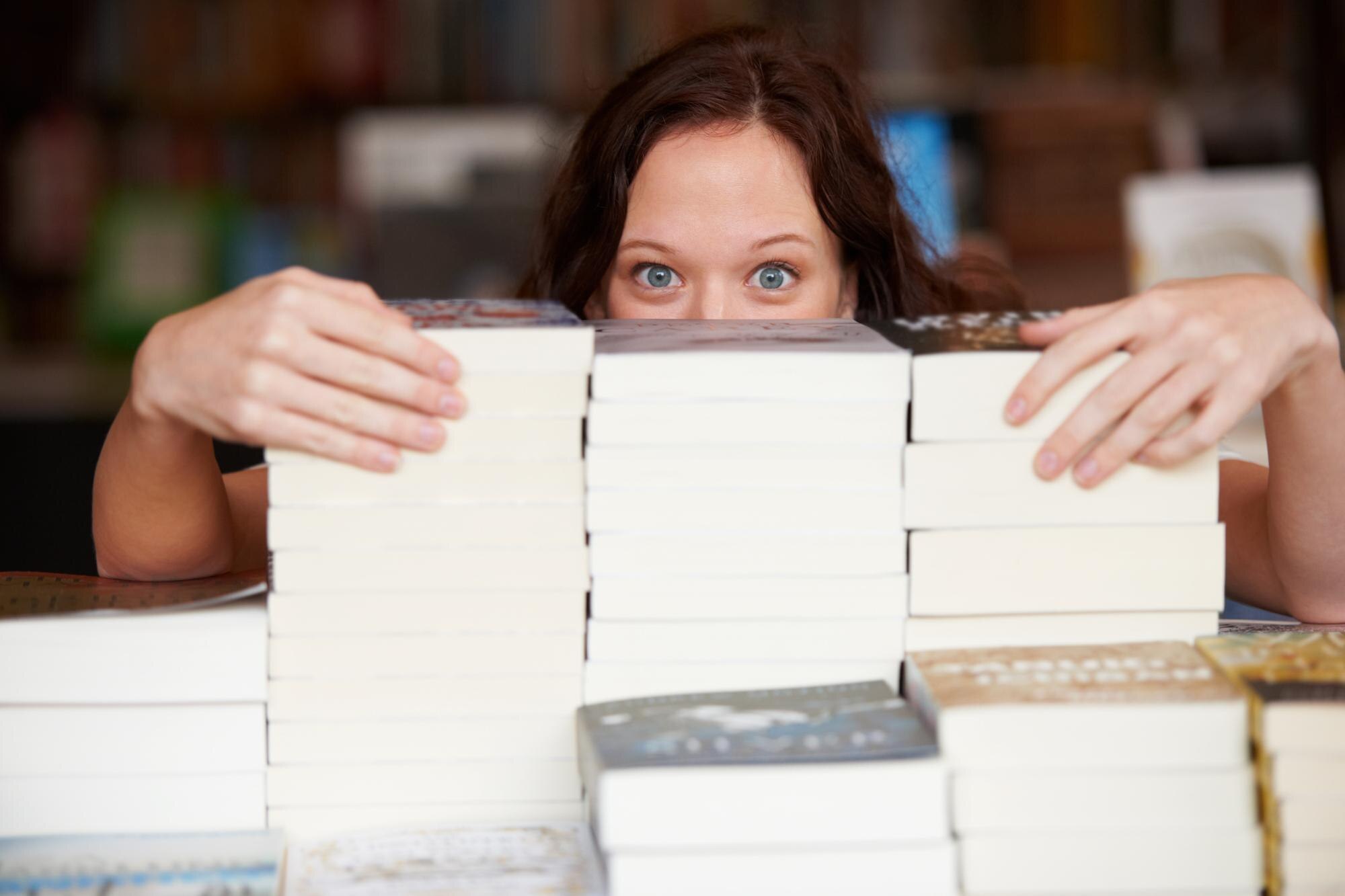 Kobieta w księgarni i stos na stole w portrecie z ukrytą twarzą do sprzedaży zniżkowej i promocji Przedsiębiorca biblioteka i tajemnica dla sprzedaży detalicznej literatury i wiedzy do uczenia się w sklepie