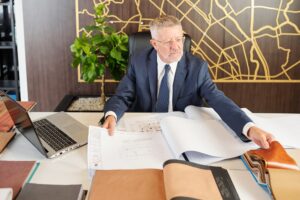 Odnoszący sukcesy starszy kierownik fabryki mebli wybierający tkaninę obiciową do nowej kolekcji sof i foteli