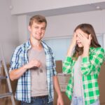 Młoda para stoi w domu.