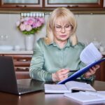 Starsza kobieta biznesu pracująca zdalnie za pomocą laptopa do rozmowy wideo