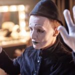 Mime ćwiczące za kulisami w pokoju makijażu