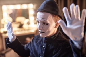 Mime ćwiczące za kulisami w pokoju makijażu