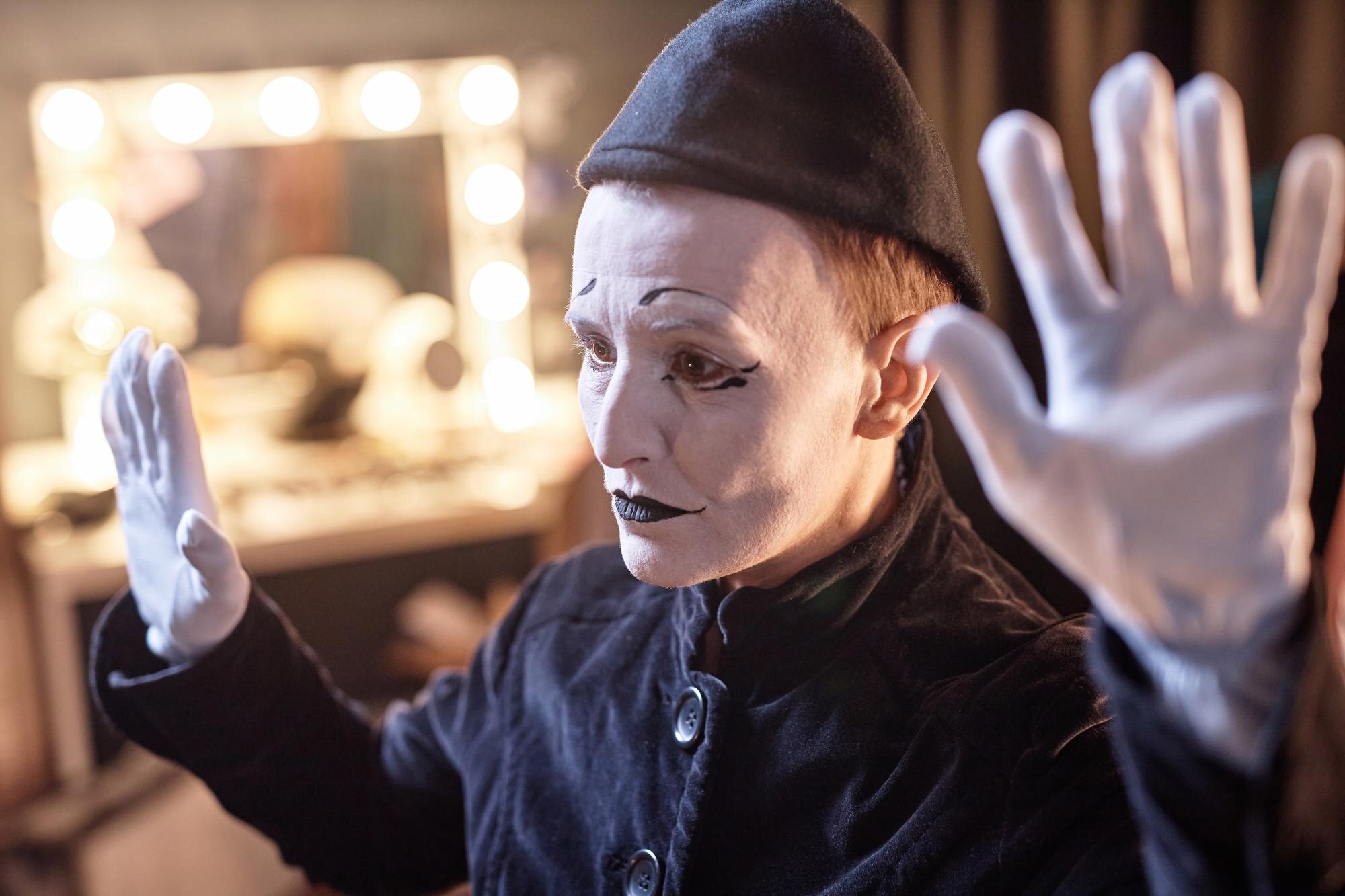 Mime ćwiczące za kulisami w pokoju makijażu