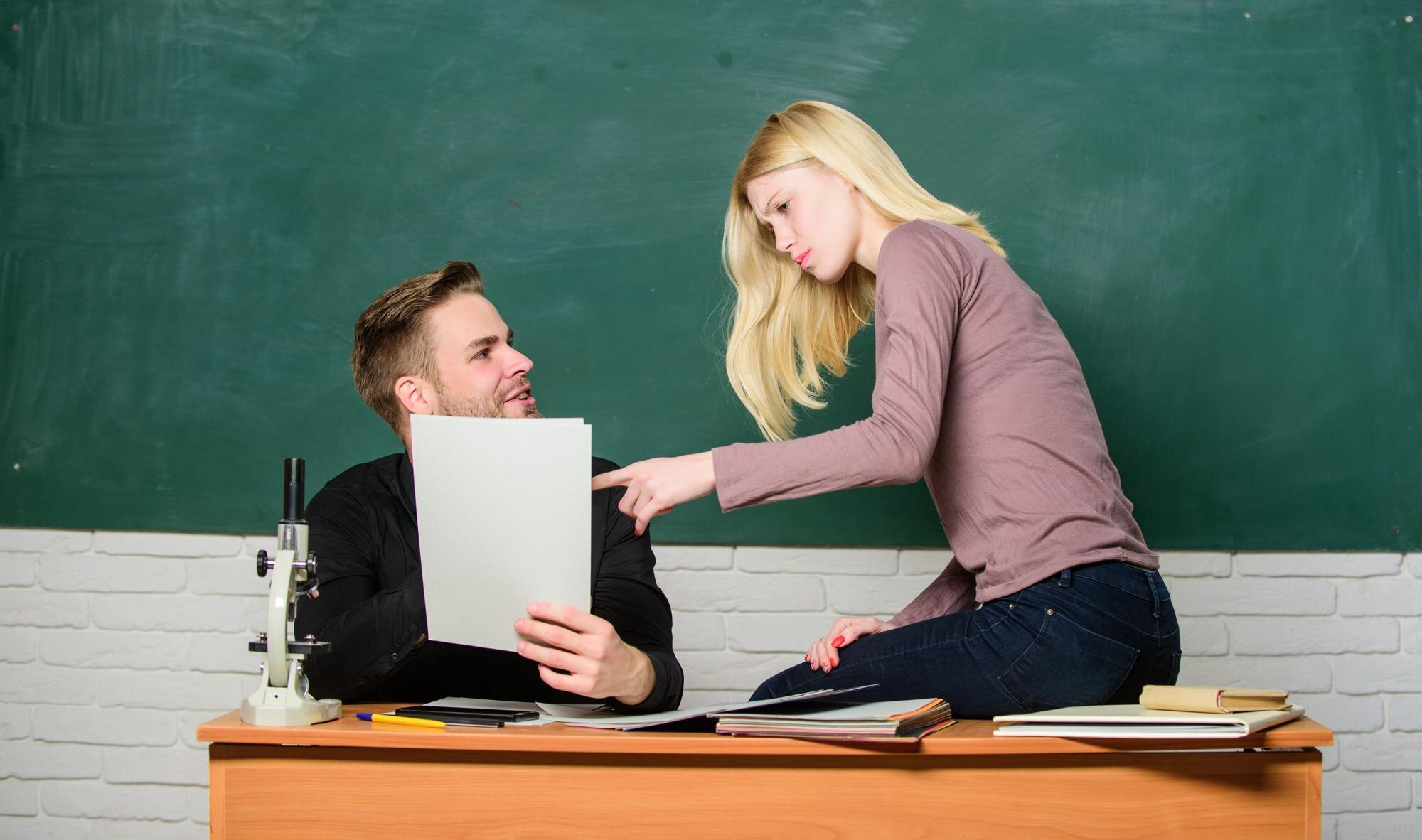 Egzamin wstępny do college'u Przygotuj się do egzaminu końcowego Studenci uczą się przed egzaminem