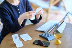 Młoda kobieta z pokwitowaniem.