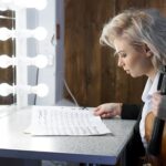 skrzypek przygotowujący się do koncertu