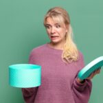 Blondynka ładna kobieta z pudełkiem na prezent
