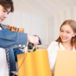 Młoda para prowadzi mały biznes produkujący biżuterię z gliny.