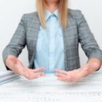 Wyjaśnianie nowych biznesplanów, wprowadzenie firmy ukierunkowującej, prowadzenie wykładów, nauczanie świeżej teorii, demonstrowanie pomysłów na rozwiązywanie problemów, wygłaszanie mowy