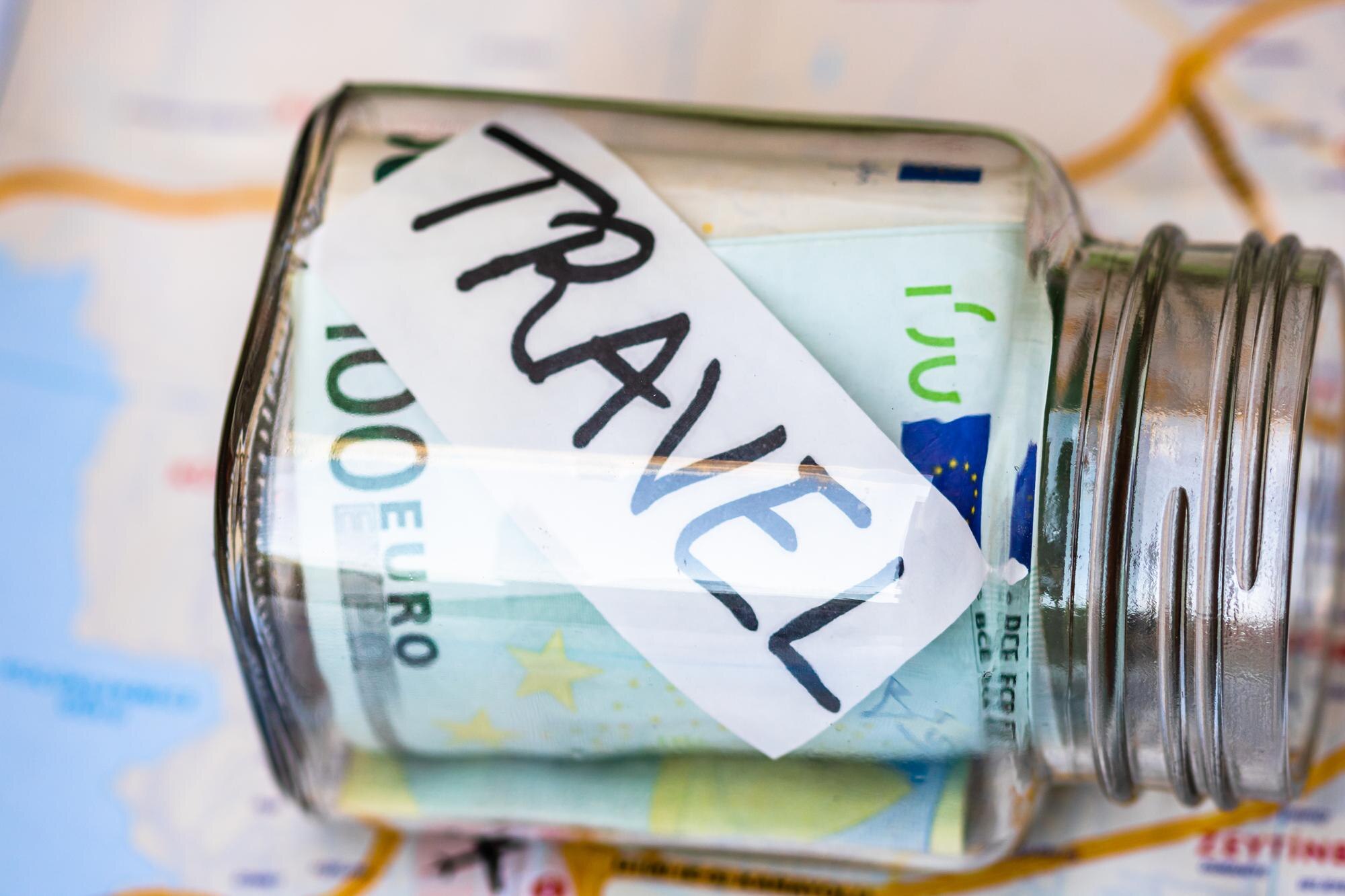 Kompozycja z oszczędzającymi pieniądze banknotami w szklanym słoiku Koncepcja inwestowania i przechowywania pieniędzy na marzenia i podróże blisko odizolowane