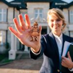 Agent nieruchomości z drewnianą figurką