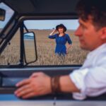 Portret kobiety idącej przez pole pszenicy na tle nieba i portret mężczyzny prowadzącego samochód