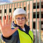 Kobieta budowlana na budowie przeprowadza inspekcję budynku