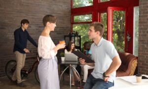 Początek pracowitego dnia w pracy w modnym biurze ze współpracownikami.