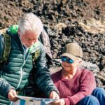 Aktywny podróżnik para starszych sprawdź mapę w wycieczce trekkingowej razem - zdrowi dojrzali emeryci styl życia korzystający z wypoczynku na świeżym powietrzu w górach - koncepcja turystyki w podeszłym wieku