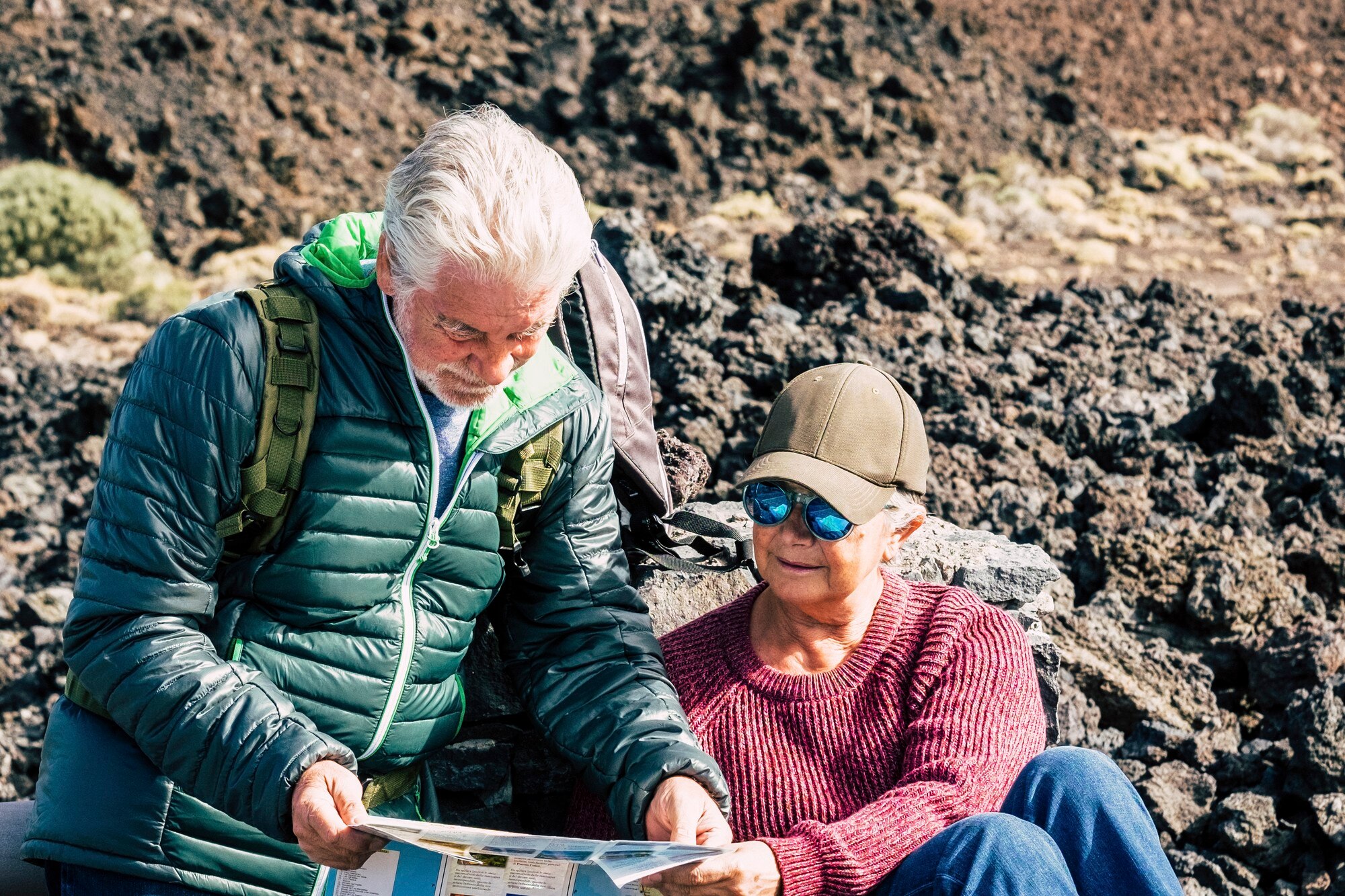 Aktywny podróżnik para starszych sprawdź mapę w wycieczce trekkingowej razem - zdrowi dojrzali emeryci styl życia korzystający z wypoczynku na świeżym powietrzu w górach - koncepcja turystyki w podeszłym wieku