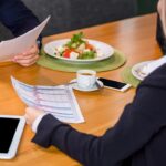 Kobieta i mężczyzna na lunchu biznesowym