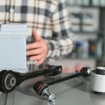 konsultant sprzedaży w sklepie z częściami samochodowymi i akcesoriami