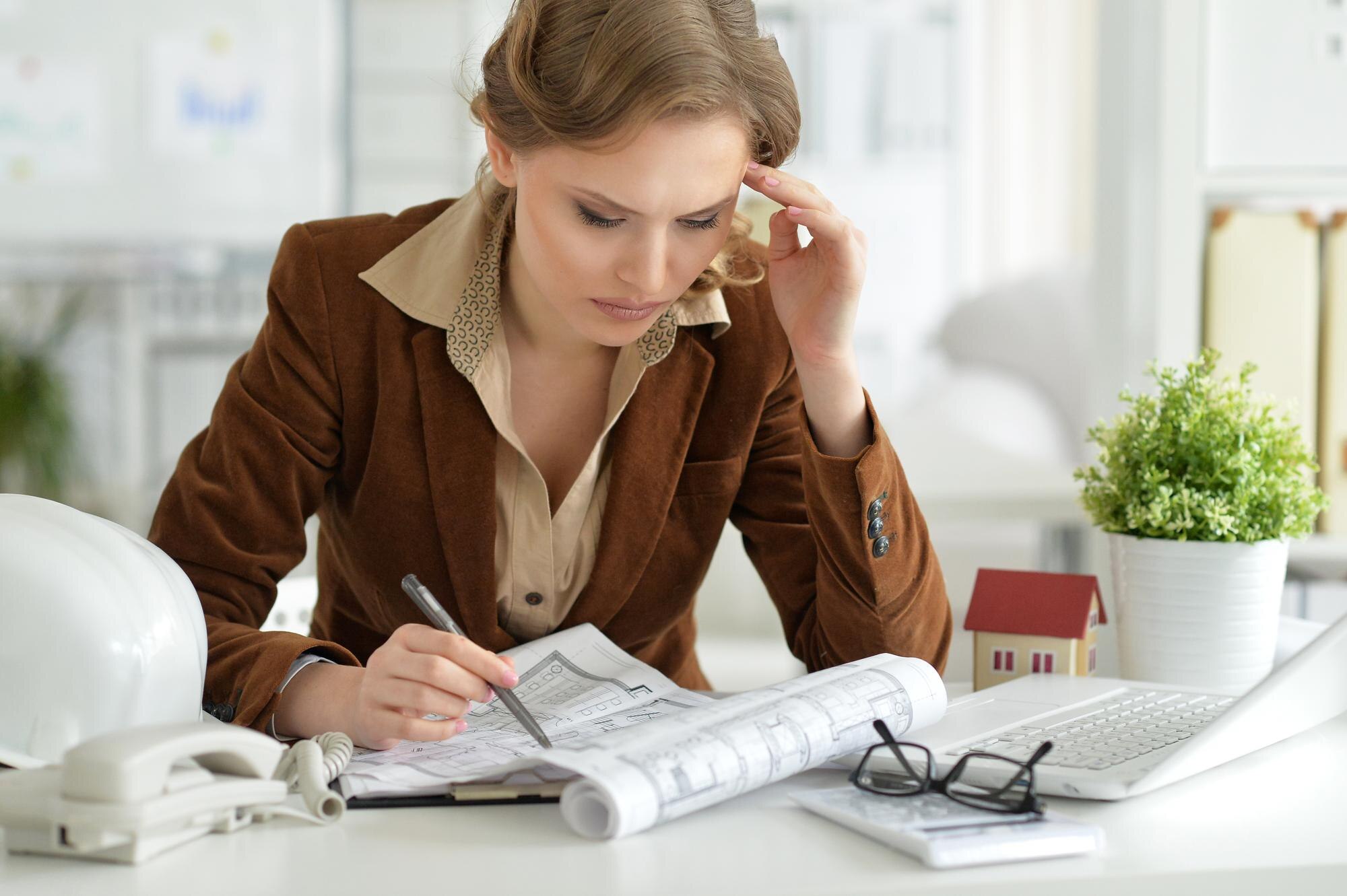Portret młodej bizneswoman pracującej w biurze