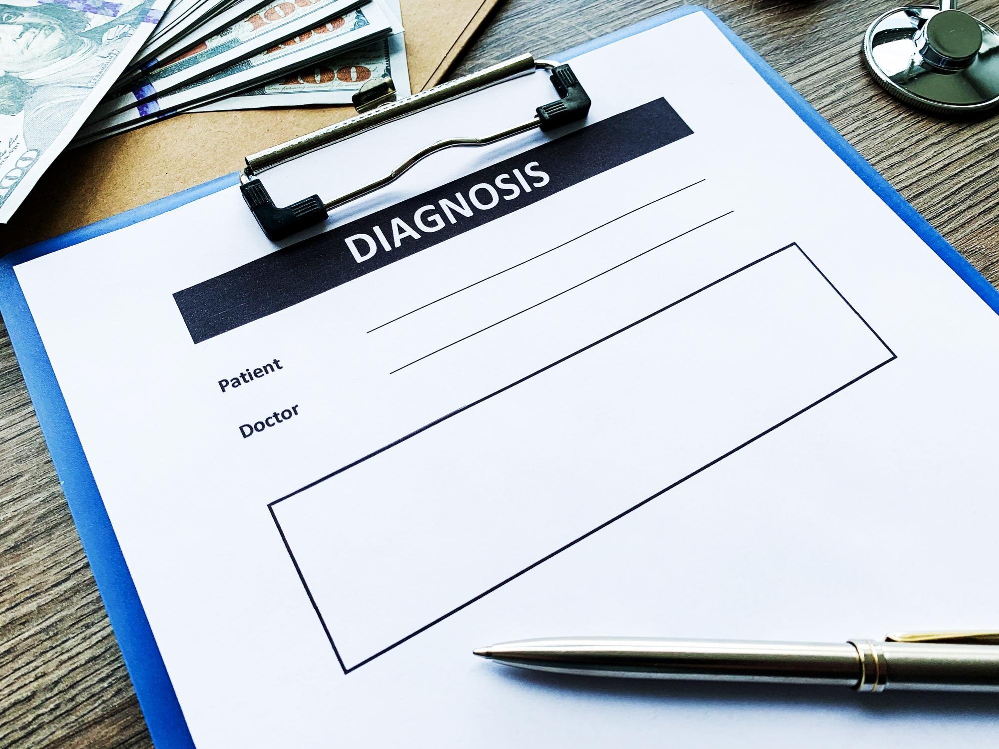 Formularz diagnozy z danymi pacjenta na biurku lekarza.