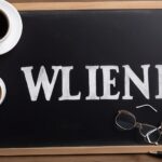 Słowo klienta na tablicy z kubkiem kawy i okularami widokiem z góry