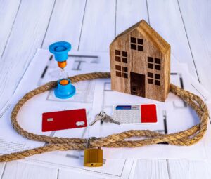 Koncepcja kredytu mieszkaniowego węzeł liny drewniany zegar piaskowy klucze do domu karty kredytowe