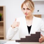 Koncepcja rozwoju biznesu, piękna młoda kobieta interesu buduje plany rozwoju firmy.